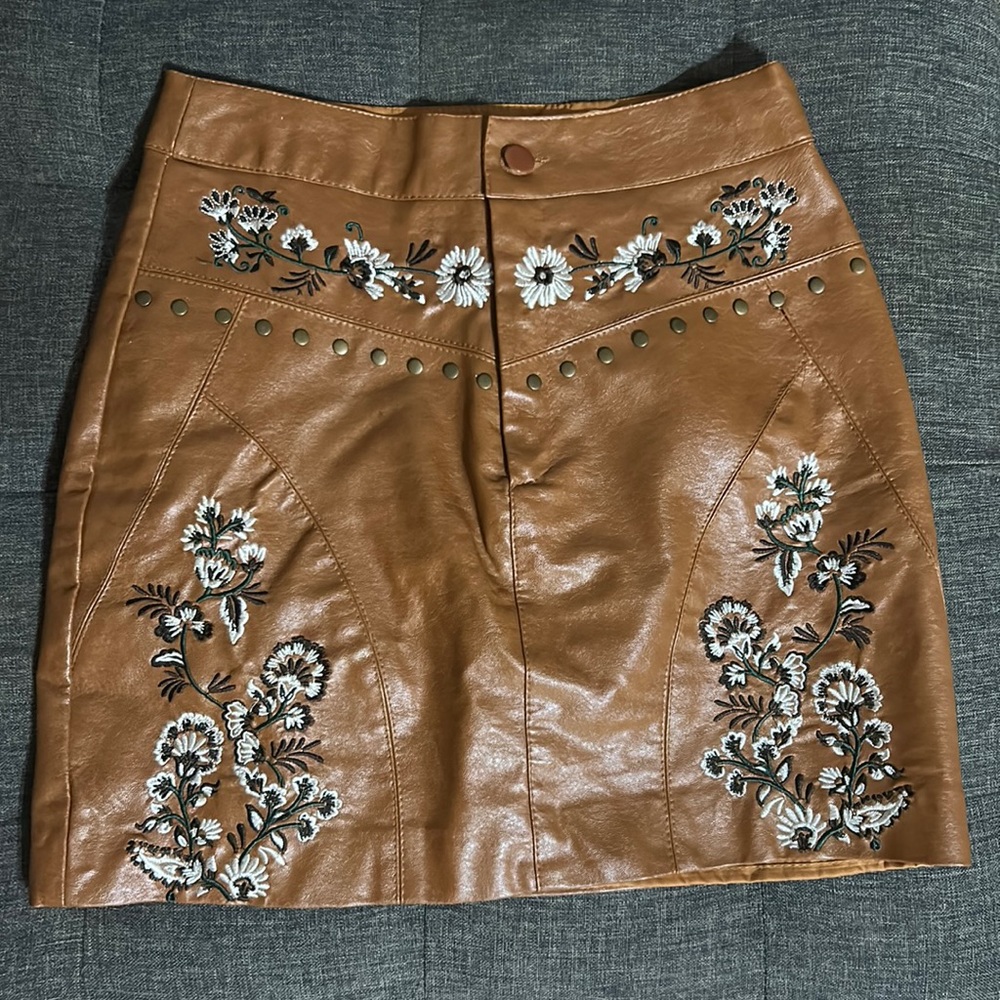 BBWM Woman Embroidered Faux Leather Skirt In Brown